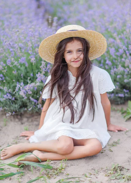 Yazın açık havada küçük bir kızın portresi.