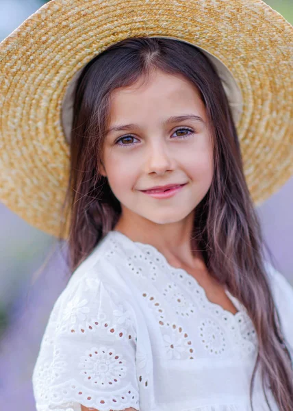 Portret Van Klein Meisje Buiten Zomer — Stockfoto