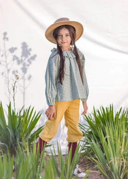 Yazın açık havada küçük bir kızın portresi.