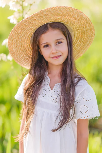 Portret Van Klein Meisje Buiten Zomer — Stockfoto