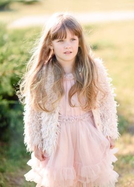 Yazın açık havada küçük bir kızın portresi.