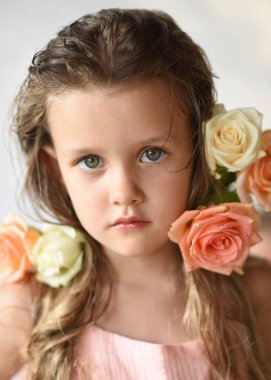 Yazın açık havada küçük bir kızın portresi.