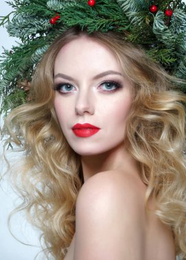 Çekici bir kızın portresi.