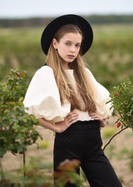 doğada bir moda modeli kız portresi