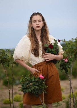 doğada bir moda modeli kız portresi