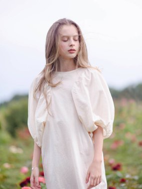 Yazın açık havada küçük bir kızın portresi.