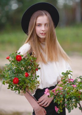 Yazın açık havada küçük bir kızın portresi.