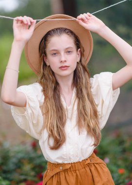 Yazın açık havada küçük bir kızın portresi.