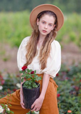 Yazın açık havada küçük bir kızın portresi.