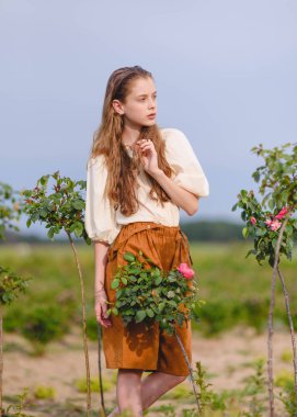 Yazın açık havada küçük bir kızın portresi.