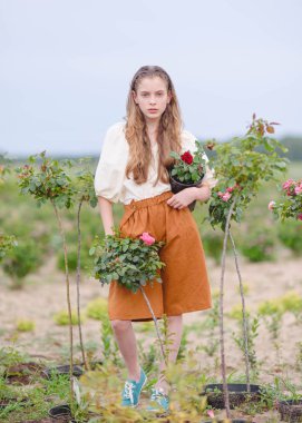 Yazın açık havada küçük bir kızın portresi.