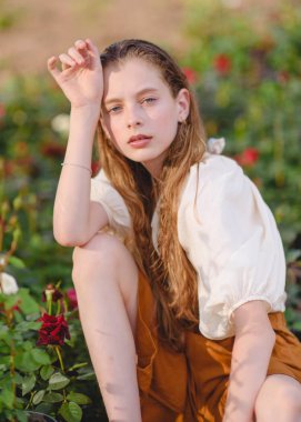 Yazın açık havada küçük bir kızın portresi.