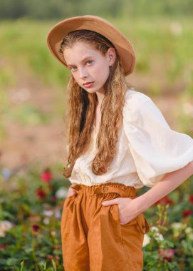 Yazın açık havada küçük bir kızın portresi.