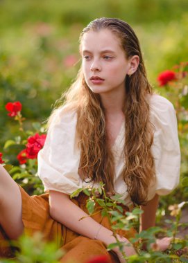 Yazın açık havada küçük bir kızın portresi.