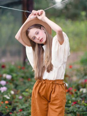 Yazın açık havada küçük bir kızın portresi.