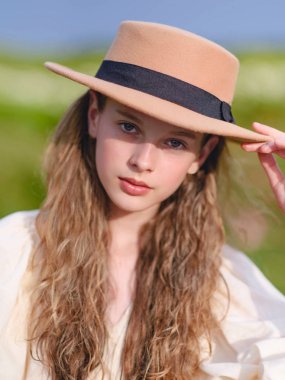 Yazın açık havada küçük bir kızın portresi.