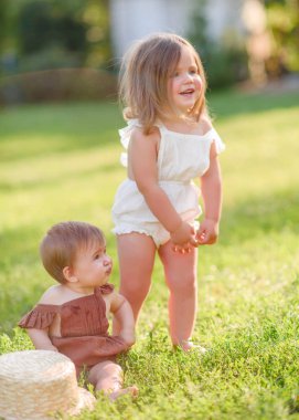 bir yaz doğa üzerindeki Girlfriends iki kız portresi