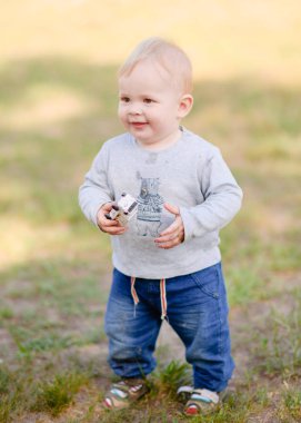 Doğada küçük bir çocuğun portresi