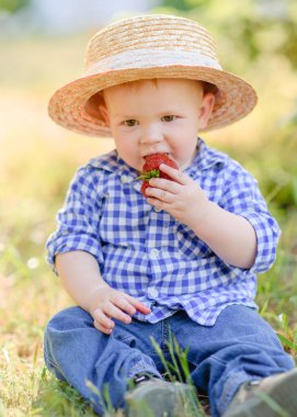 Doğada küçük bir çocuğun portresi