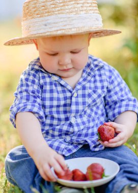 Doğada küçük bir çocuğun portresi