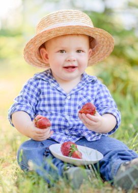 Doğada küçük bir çocuğun portresi