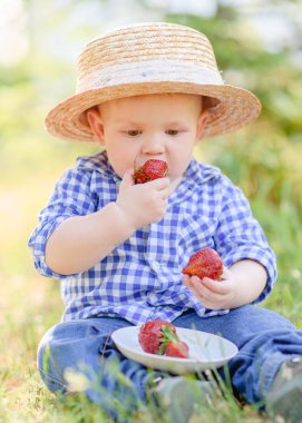 Doğada küçük bir çocuğun portresi