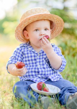 Doğada küçük bir çocuğun portresi