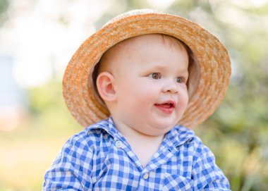 Doğada küçük bir çocuğun portresi