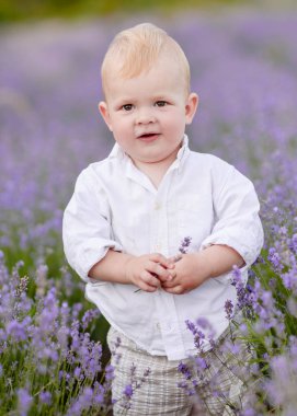 Doğada küçük bir çocuğun portresi