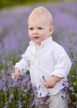 Doğada küçük bir çocuğun portresi