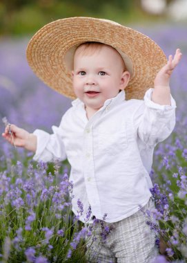 Doğada küçük bir çocuğun portresi