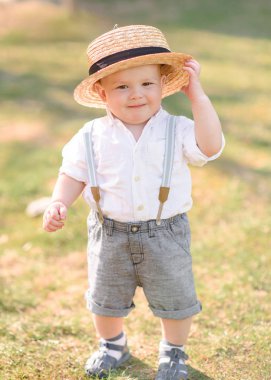 Yaz doğada oynayan küçük bir çocuk portresi