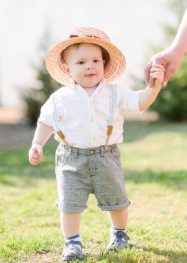 Yaz doğada oynayan küçük bir çocuk portresi