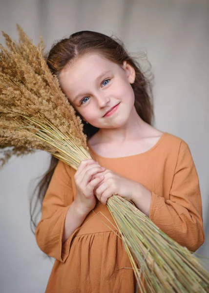 Portret Van Klein Meisje Buiten Zomer — Stockfoto