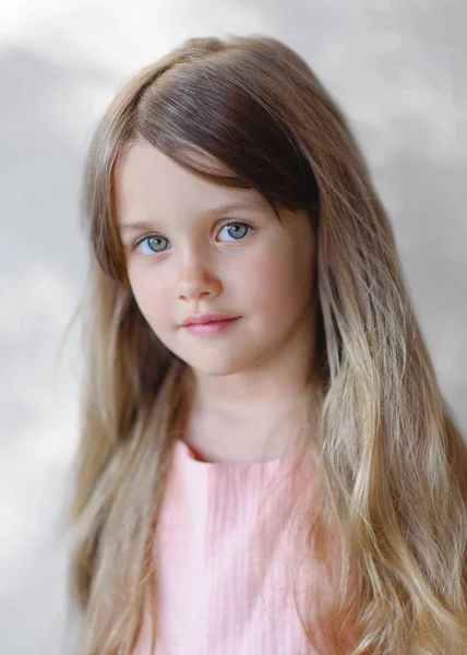 Portret Van Klein Meisje Buiten Zomer — Stockfoto