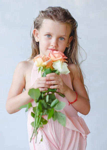 Portret Van Klein Meisje Buiten Zomer — Stockfoto