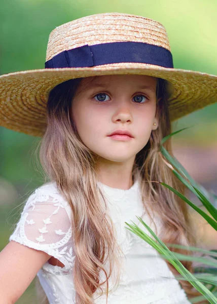 Portret Van Klein Meisje Buiten Zomer — Stockfoto