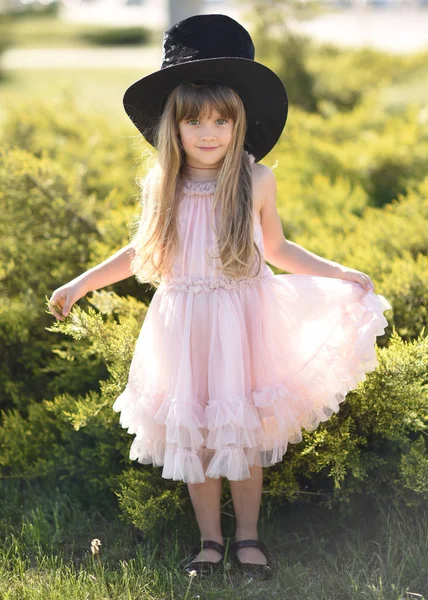 Yazın açık havada küçük bir kızın portresi.