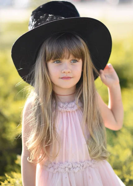 Portret Van Klein Meisje Buiten Zomer — Stockfoto