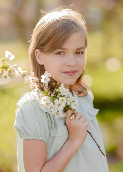 Portret Van Klein Meisje Buiten Zomer — Stockfoto