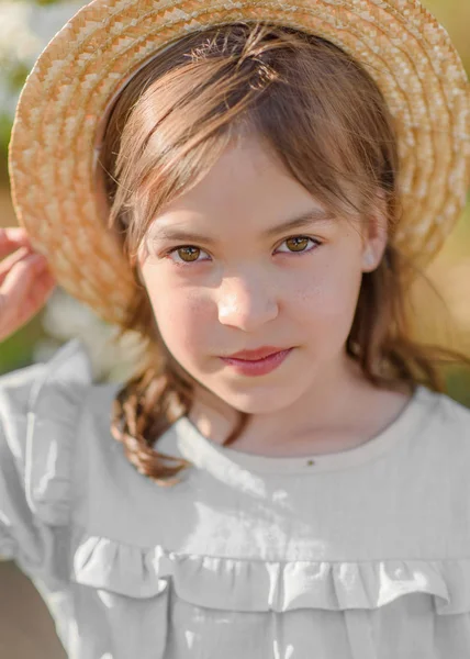 Portret Dziewczynki Świeżym Powietrzu Lecie — Zdjęcie stockowe