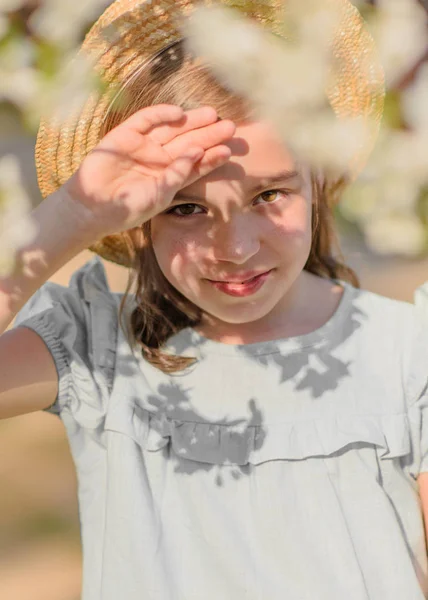 Porträt Eines Kleinen Mädchens Sommer — Stockfoto