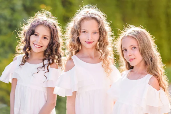 Retrato Tres Chicas Novias Naturaleza —  Fotos de Stock