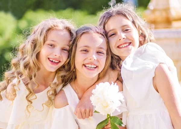 Portret Van Drie Meisjes Vriendinnen Natuur — Stockfoto