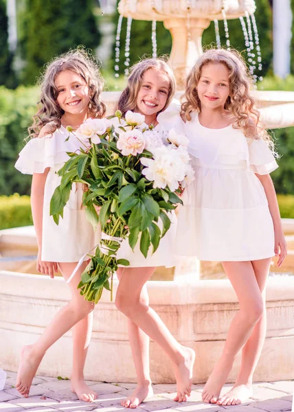 Portret Van Drie Meisjes Vriendinnen Natuur — Stockfoto