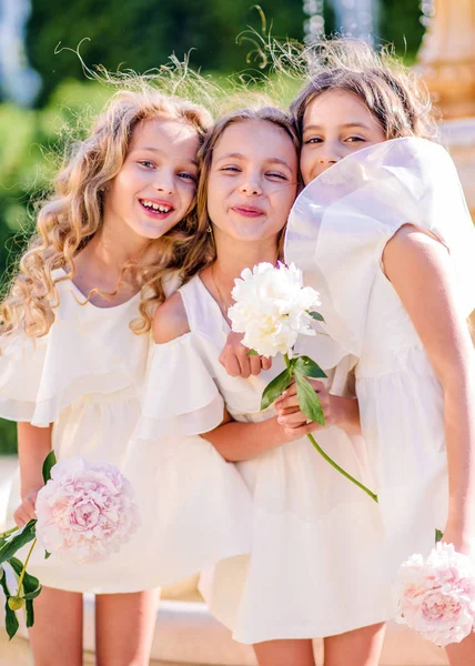 Portret Van Drie Meisjes Vriendinnen Natuur — Stockfoto