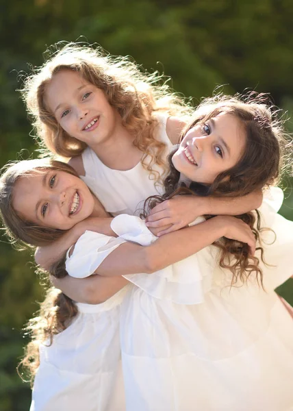 Portret Van Drie Meisjes Vriendinnen Natuur — Stockfoto