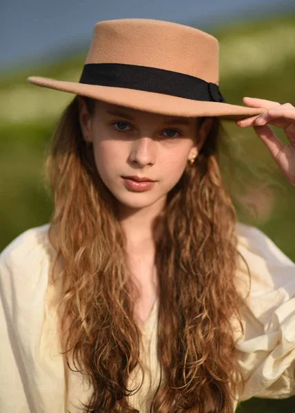 Portrét Dívky Móda Modelu Přírodě — Stock fotografie
