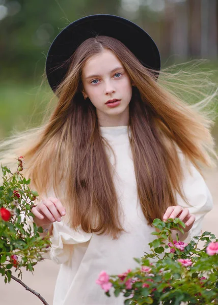 夏の屋外での少女の肖像画 — ストック写真