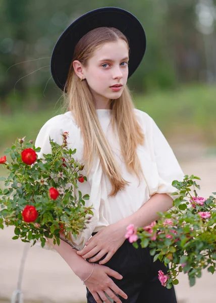 Yazın açık havada küçük bir kızın portresi.